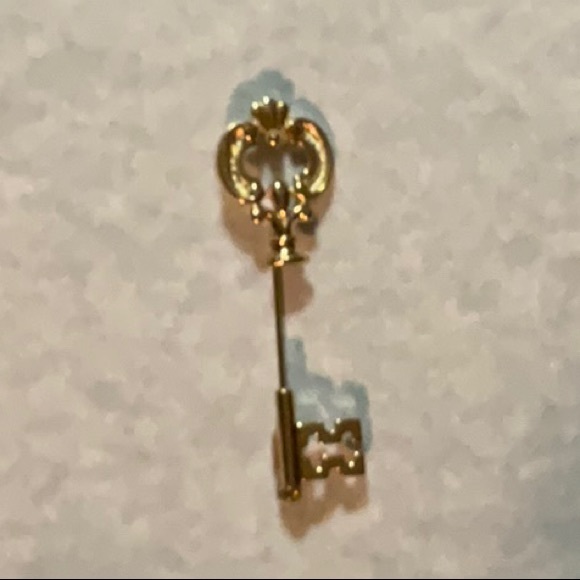 Avon 1978 Fashion Keynote Stickpin Skeleton Key Shaped Gold Toned Metal Vintage - Picture 2 of 8